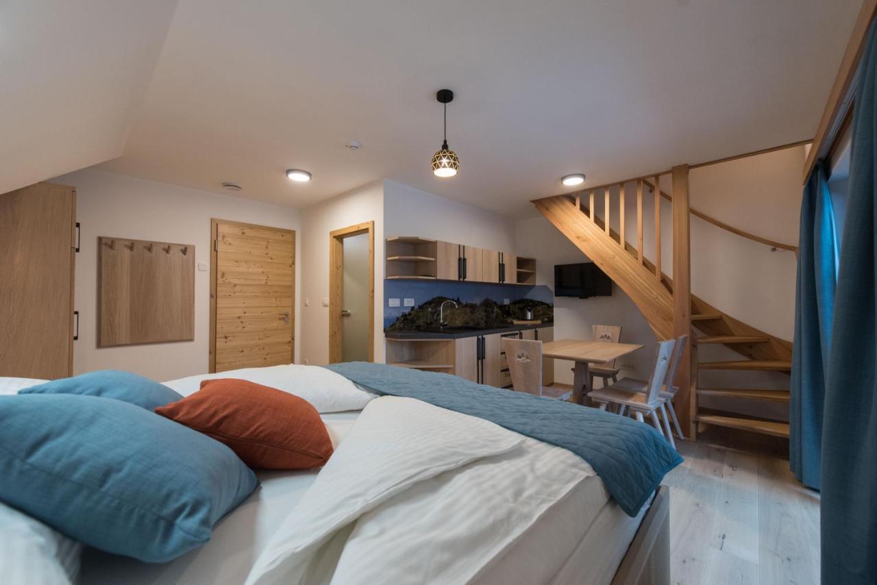 Guesthouse Lajnar Zgornja Sorica Exteriör bild