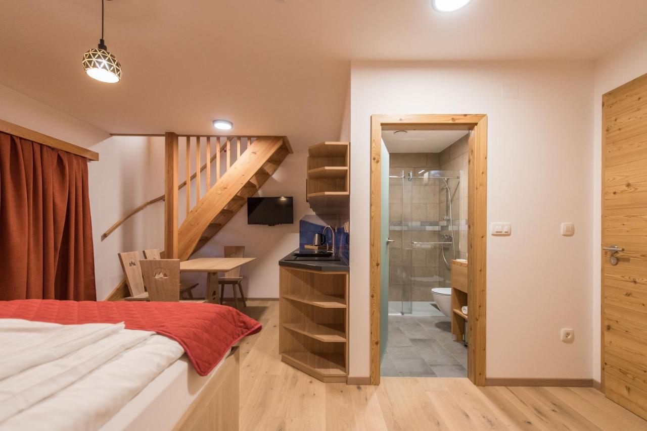 Guesthouse Lajnar Zgornja Sorica Exteriör bild